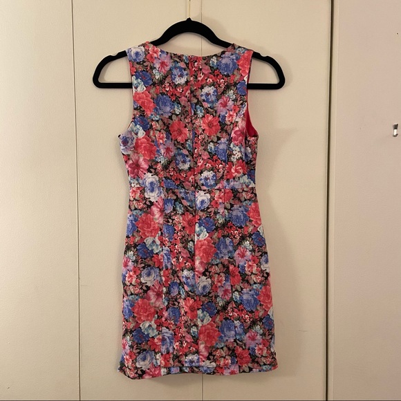 Perfect Summer Dress 🌸 - Picture 5 of 5